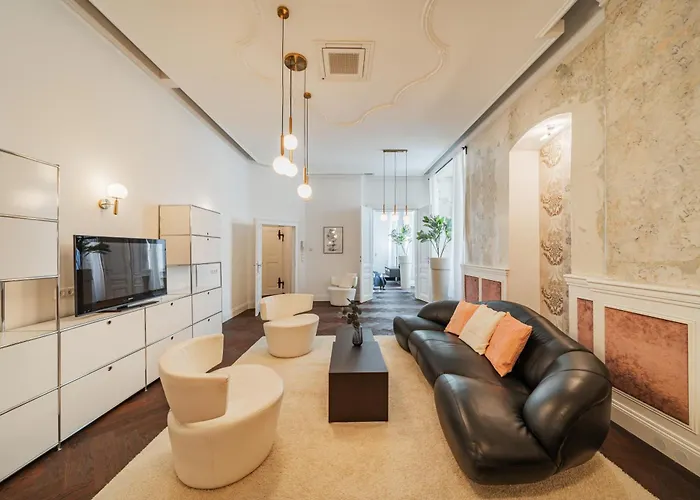 Luxury Designer In Center Of Appartement