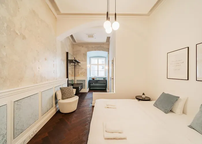Luxury Designer In Center Of Appartement *