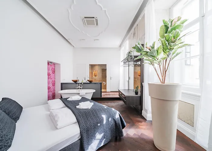 Luxury Designer In Center Of Appartement